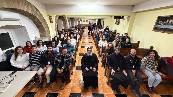 الأنبا أباكير وشباب الكنيسة القبطية الأرثوذكسية 