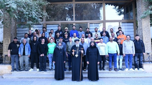 البابا تواضروس والعاملين بدير الأنبا بيشوي 