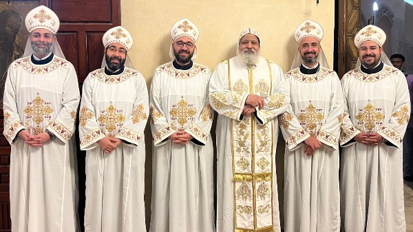 الأنبا ميخائيل والآباء الكهنة الجدد 