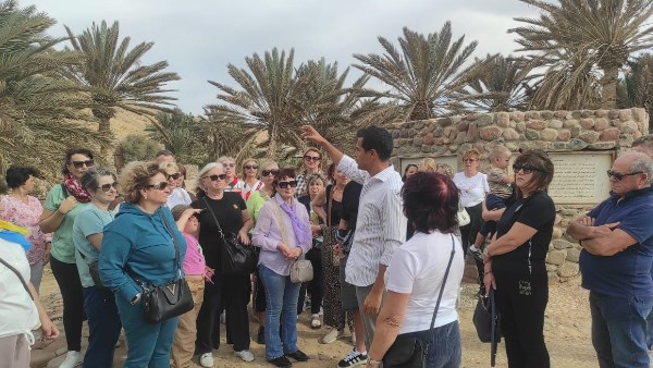 زيارة السياح لحمام موسي بطور سيناء 