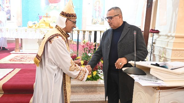 المحافظ يهنئ الكاثوليك بشرم الشيخ 