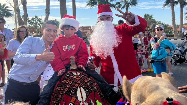 السياح يواصلون الاحتفال بالكريسماس 