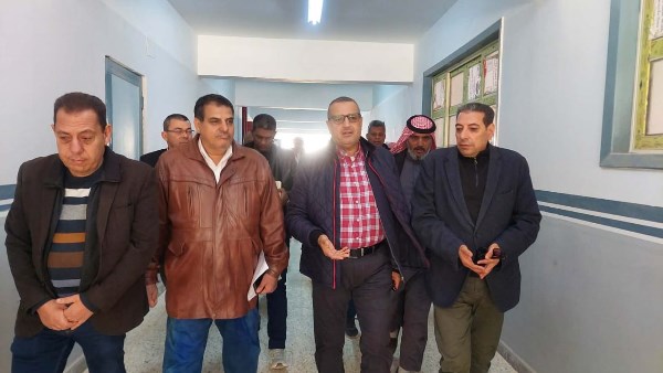 المحافظ خلال تفقده مدرسة المستقبل بوادي فيران 