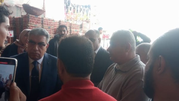 محافظ الدقهلية يتفقد مدينة بلقاس ويشيد بأحد منافذ بيع الخضروات والفاكهة