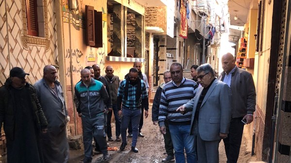 بعد شكوى من الصرف الصحي..محافظ الدقهلية يتفقد شوارع قرية دنجواي بعد شكوى من الصرف الصحي..محافظ الدقهلية يتفقد شوارع قرية دنجواي