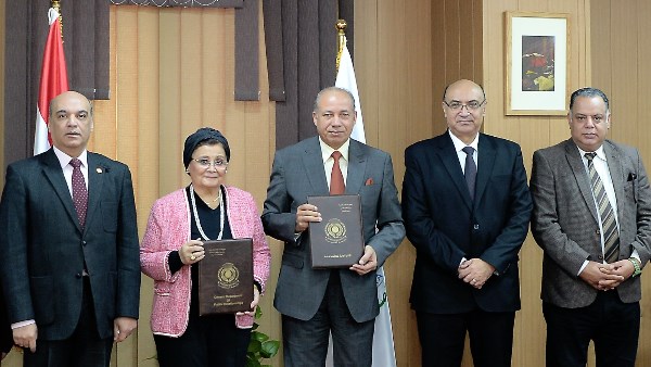 جانب من توقيع البروتوكول 