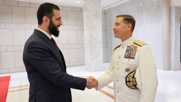 الرئيس السوري أحمد الشرع وقائد أمريكي براد كوبر