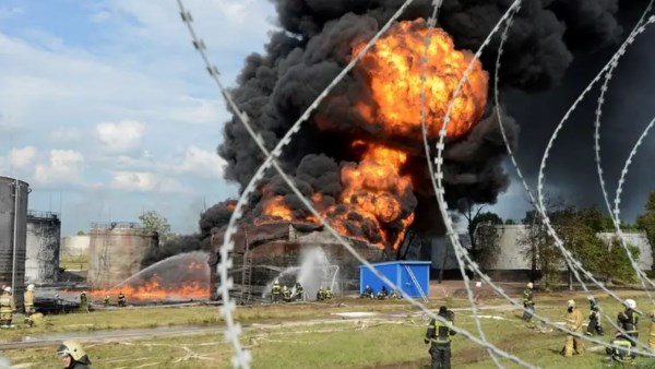 ي اندلاع حريق في مستودع للنفط