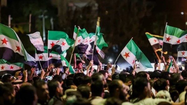 سوريون بالعلم الجديد في سبتمبر