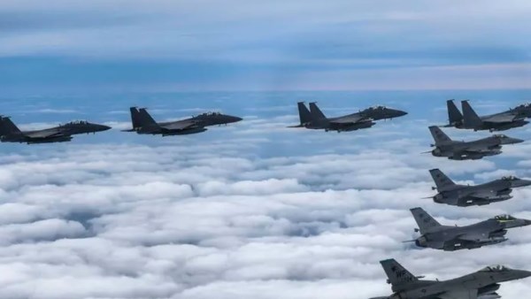  أربع طائرات إف-15 كيه تابعة لسلاح الجو الكوري الجنوبي