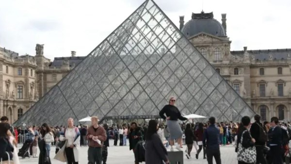 متحف  اللوفر