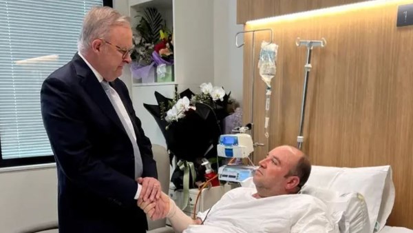 رئيس الوزراء الأسترالي يزور أحمد الأحمد