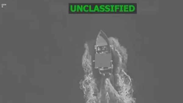 القارب الذي استهدفه الطيران الأمريكي بالقصف