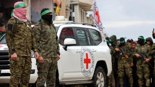 مقاومو حماس خلال عملية تسليم أسرى للاحتلال