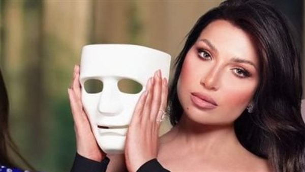 المذيعة مني عبدالوهاب 