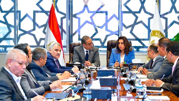 محافظ الفيوم وممثلي الجهات الشريكة