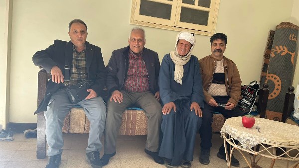 معلم سوهاج مع طلابه اليمنيين