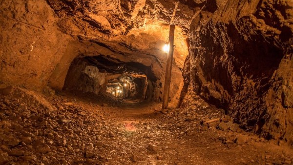 كنز في أعماق البحر.. اكتشاف أكبر منجم ذهب بحري في آسيا| أيه الحكاية؟