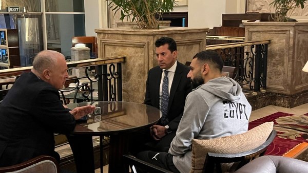 وزير الرياضة مع صلاح