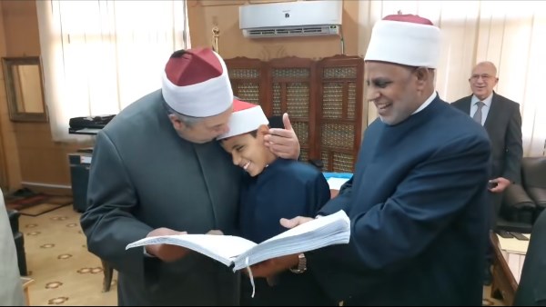رئيس قطاع المعاهد الأزهرية يقبل رأس طالب من ذوي الهمم