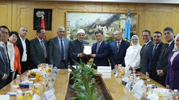 جامعة الأزهر تستقبل وفدًا من مستشفى روجين شنغهاي لتعزيز التعاون الطبي والبحث العلمي مع الصين جامعة الأزهر تستقبل وفدًا من مستشفى روجين شنغهاي لتعزيز التعاون الطبي والبحث العلمي مع الصين