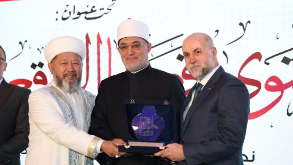 مفتي الجمهورية يكرِّم عددًا من العلماء والمفتين ورجال الدين