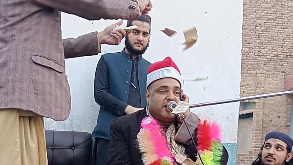 مستنكرا واقعة القاء الأموال عليه أثناء تلاوته بباكستان..القارئ محمد الملاح: تفاجأت بالأمر وأعتذر لنقابة القراء