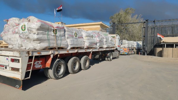 تنفيذًا لتوجيهات شيخ الأزهر.. آلاف الأطنان من المواد الغذائية والمياه النقية والأدوية والمستلزمات المعيشية توزع على أشقائنا النازحين