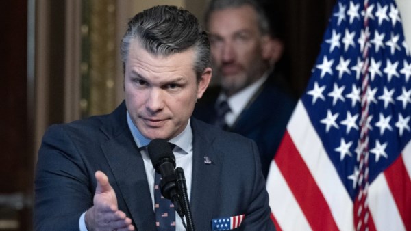 وزير الدفاع بيت هيجسيث