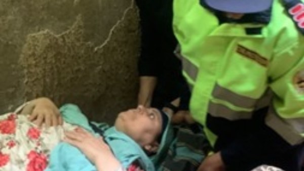 لحظة نقل السيدة المريضة 