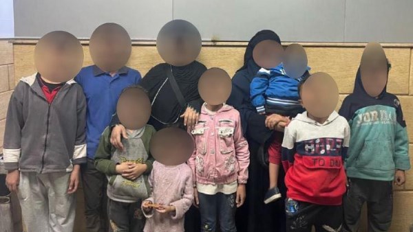 المتهمون وبرفقتهم الاطفال