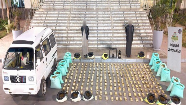 المتهمان وأمامهما المضبوطات