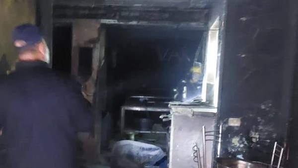 آثار الحريق في المخزن