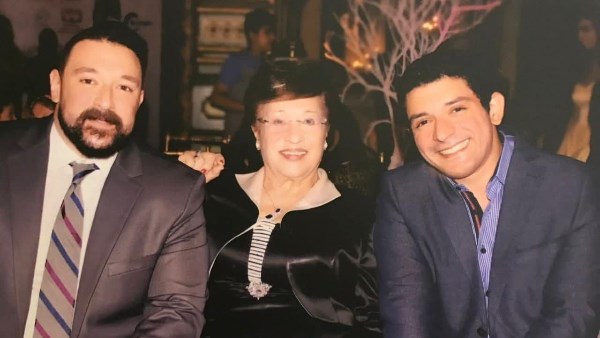 الدكتورة نوال الدجوي وحفيديها