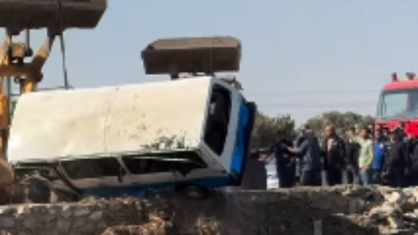 لحظة انتشال السيارة من ترعة المريوطية 