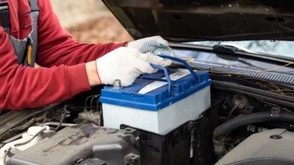 بطارية السيارة 