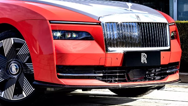 خصومات بمئات الآلاف على سيارات رولز رويس تثير القلق