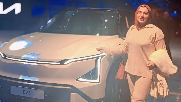 محررة صدى البلد عزة عاطف مع كيا EV3 