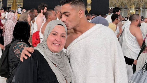 مصطفي محمد ووالدتة