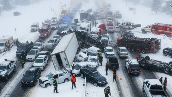 بسبب عاصفة ثلجية.. تصادم 45 مركبة على أحد الطرق السريعة بالولايات المتحدة