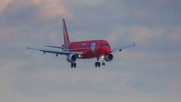 هبوط اضطراري لطائرة في مطار موسكو بعد اندلاع حريق في أحد محركاتها