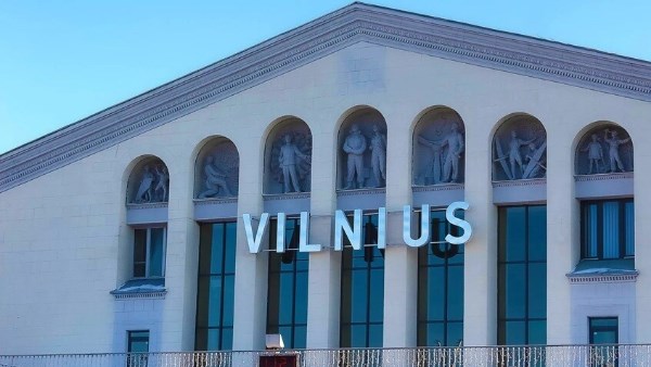 مطار فيلنيوس يعلق العمل بسبب بالونات في مجاله الجوي