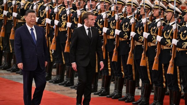  الرئيس الفرنسي يهدد بفرض رسوم جمركية على غرار "ترامب"