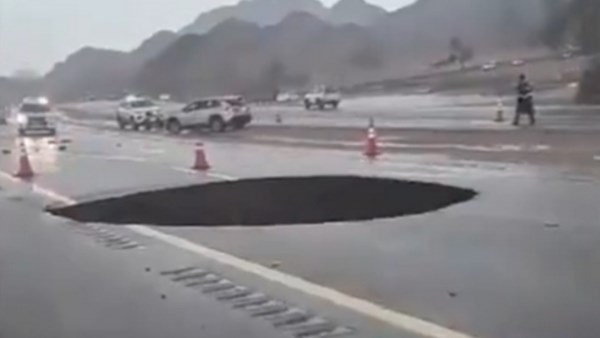 بسبب الأمطار الغزيرة.. أنهيار أرضي في تبوك و اغلاق الطريق احترازيا