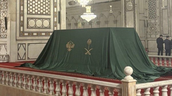 السعودية تهدي سوريا قطعة من ستار الكعبة بمناسبة عيد التحرير السعودية تهدي سوريا قطعة من ستار الكعبة بمناسبة عيد التحرير