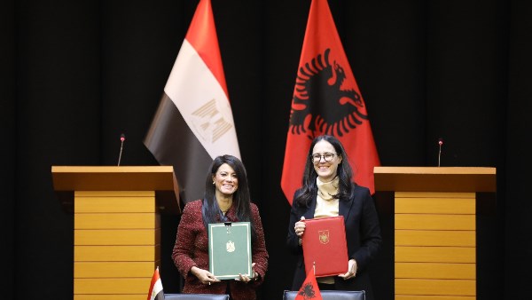 خلال التوقيع