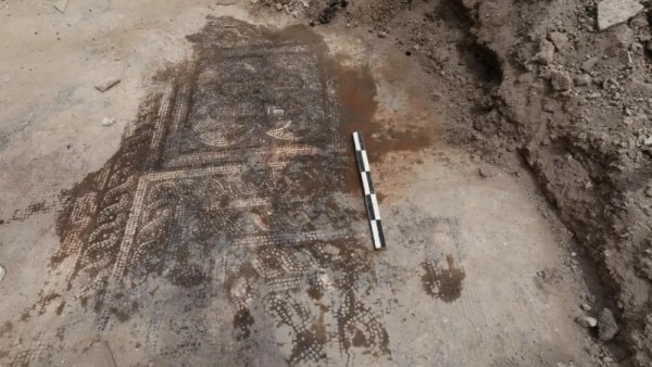 فلاح سوري يعثر على لوحة من العصر البيزنطي في ريف دمشق