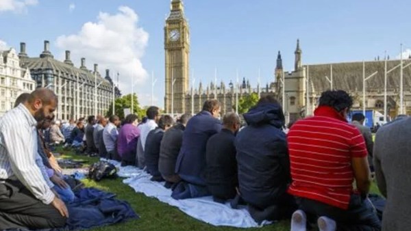 مسلمون يؤدون الصلاة في لندن