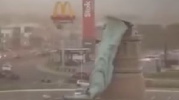 لحظة سقوط تمثال الحرية في البرازيل