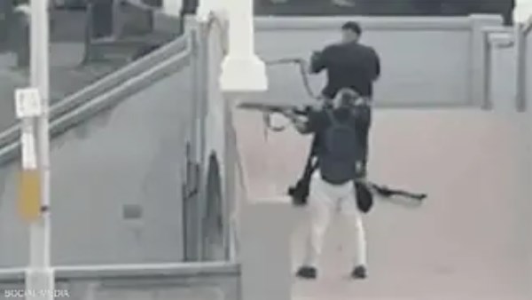 ساجد أكرم ونجله